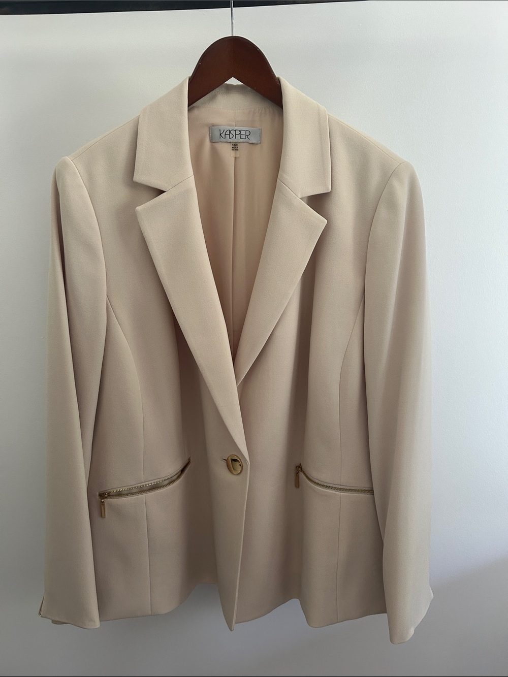 Kasper Light Cream Tailored Blazer with Gold Accents

*WORN ONCE*